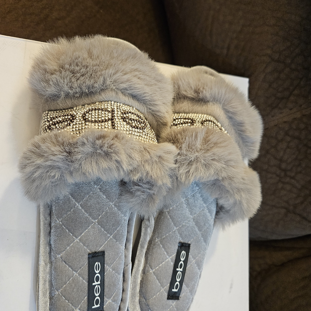 NWOT Bebe Gray Cozy Faux Fur Slippers Size 6 - Picture 2 of 4